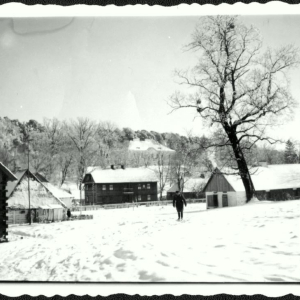 Widok na folwark krynicki zimą.1943 rok. Ze zbiorów Jana Zielińskiego udostepnionych przez Pawła Sokalskiego. Budynki nie istnieją.