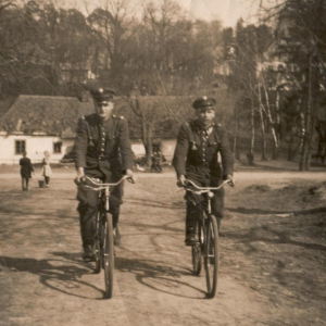 Zabudowania folwarczne i dwór. Rok nieznany. Archiwum rodzinne Aliny Kniaź. Zabudowa nie istnieje.